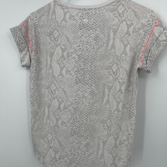 Lululemon Short Sleeve Top Snake Print Small? - Picture 4 of 6